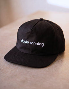 Premium Kappe aus Bio-Baumwolle mit Studio Sonntag Logo